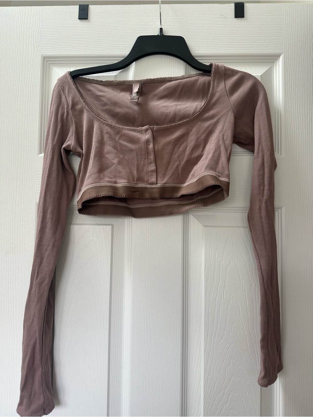 Nwot Skims Women's Long-Sleeve Cropped Henley Top - Mauve